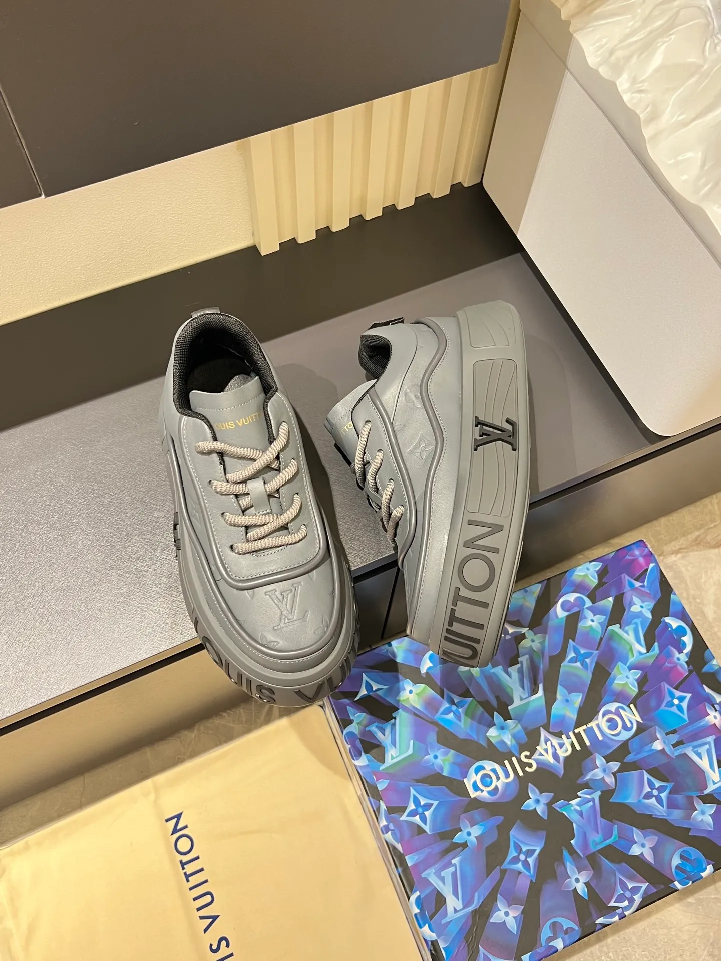 p560 "LOUI* VUITTO*" popular men's casual shoes, genuine development in Italy💯Purchase level quality✔️The upper is made of official website material first-layer cowhide, comfortable and soft sheepskin feet⚡️Fashionable and versatile. The toe last shape is firm and full, and the soles are made from LV original molds and can be freely entered and exited the counter. They are light and comfortable on the foot~purely handmade, details determine the quality! Size:39-44, (38.45 customized)